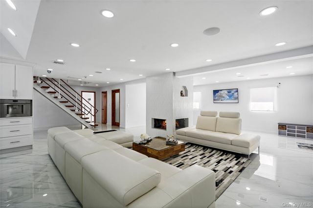 1 Strawberry Lane, Roslyn Heights, NY 11577