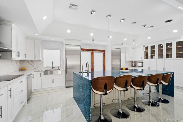 1 Strawberry Lane, Roslyn Heights, NY 11577