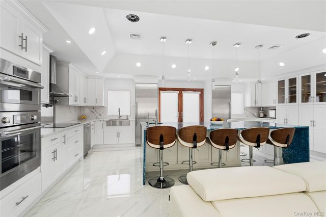 1 Strawberry Lane, Roslyn Heights, NY 11577