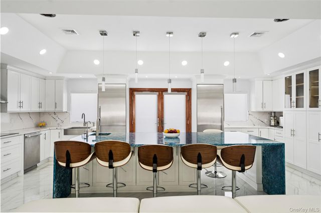 1 Strawberry Lane, Roslyn Heights, NY 11577