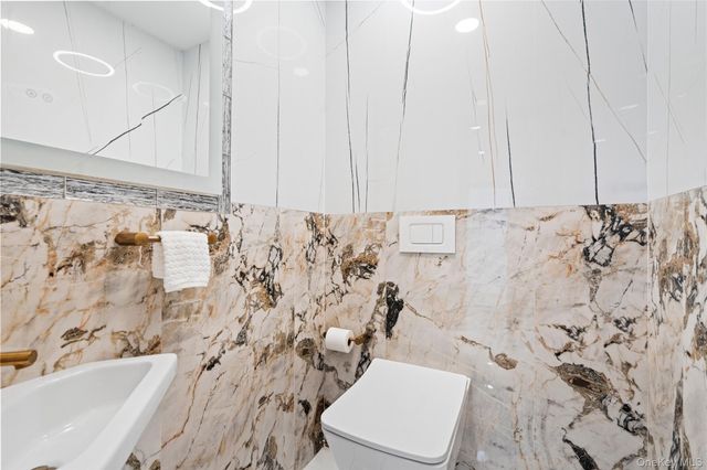 1 Strawberry Lane, Roslyn Heights, NY 11577