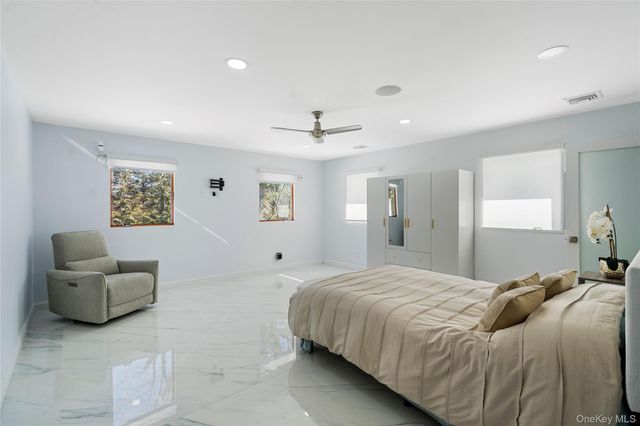 1 Strawberry Lane, Roslyn Heights, NY 11577