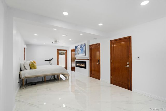 1 Strawberry Lane, Roslyn Heights, NY 11577