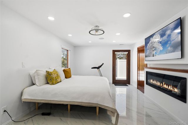 1 Strawberry Lane, Roslyn Heights, NY 11577