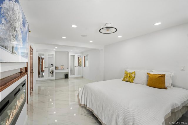 1 Strawberry Lane, Roslyn Heights, NY 11577