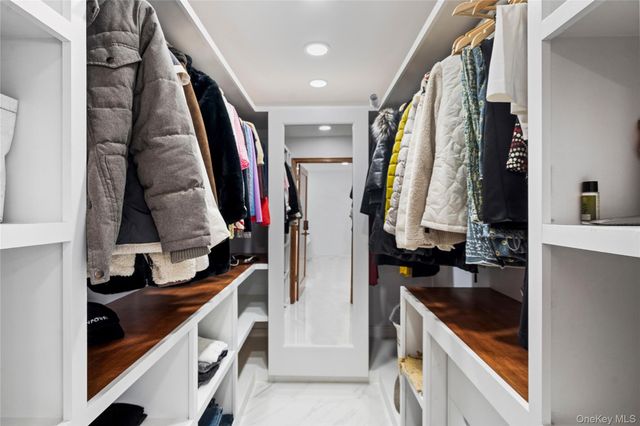 1 Strawberry Lane, Roslyn Heights, NY 11577