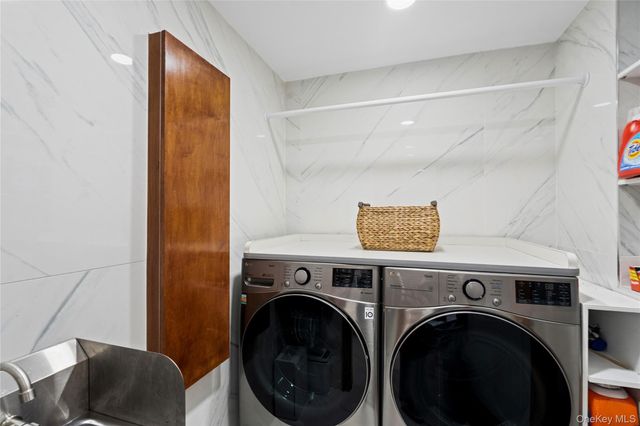 1 Strawberry Lane, Roslyn Heights, NY 11577