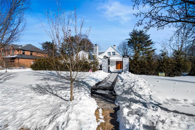 1 Strawberry Lane, Roslyn Heights, NY 11577