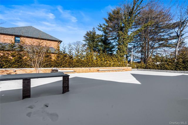 1 Strawberry Lane, Roslyn Heights, NY 11577