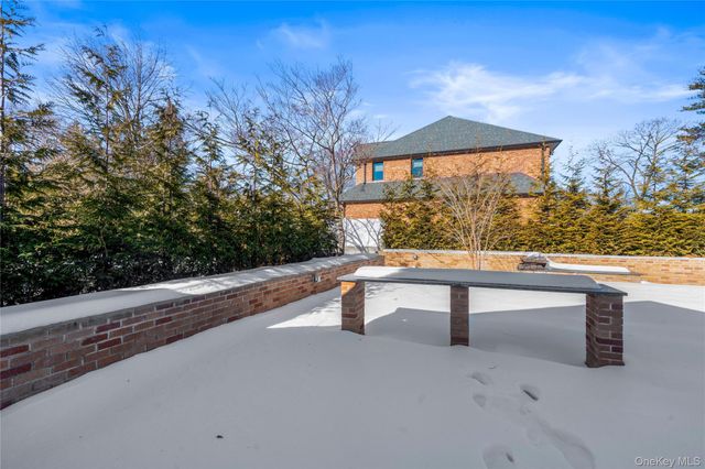 1 Strawberry Lane, Roslyn Heights, NY 11577