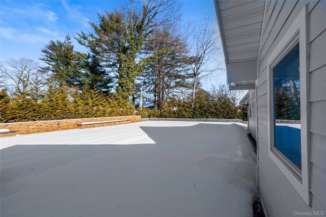 1 Strawberry Lane, Roslyn Heights, NY 11577