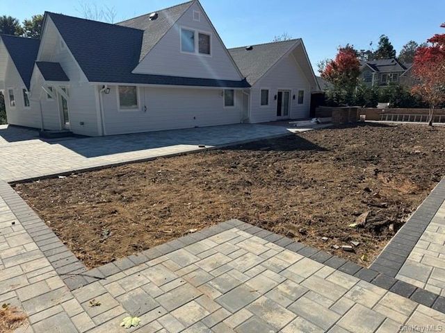 1 Strawberry Lane, Roslyn Heights, NY 11577