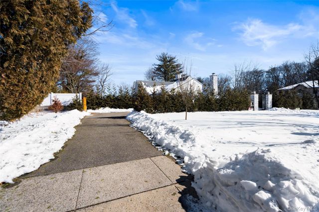 1 Strawberry Lane, Roslyn Heights, NY 11577