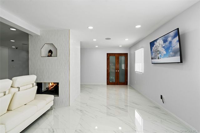 1 Strawberry Lane, Roslyn Heights, NY 11577