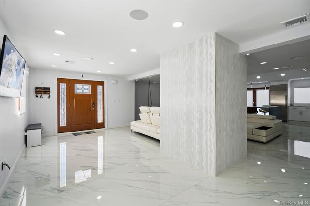 1 Strawberry Lane, Roslyn Heights, NY 11577