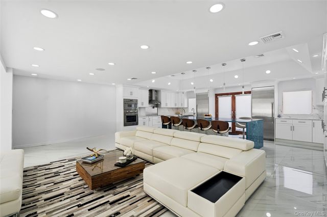 1 Strawberry Lane, Roslyn Heights, NY 11577