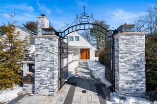 1 Strawberry Lane, Roslyn Heights, NY 11577