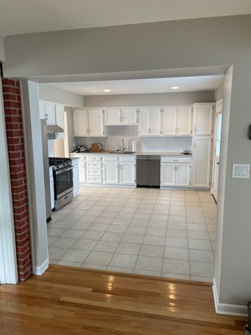 1087 Leahy Circle E, Des Plaines, IL 60016