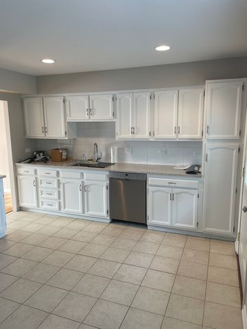 1087 Leahy Circle E, Des Plaines, IL 60016