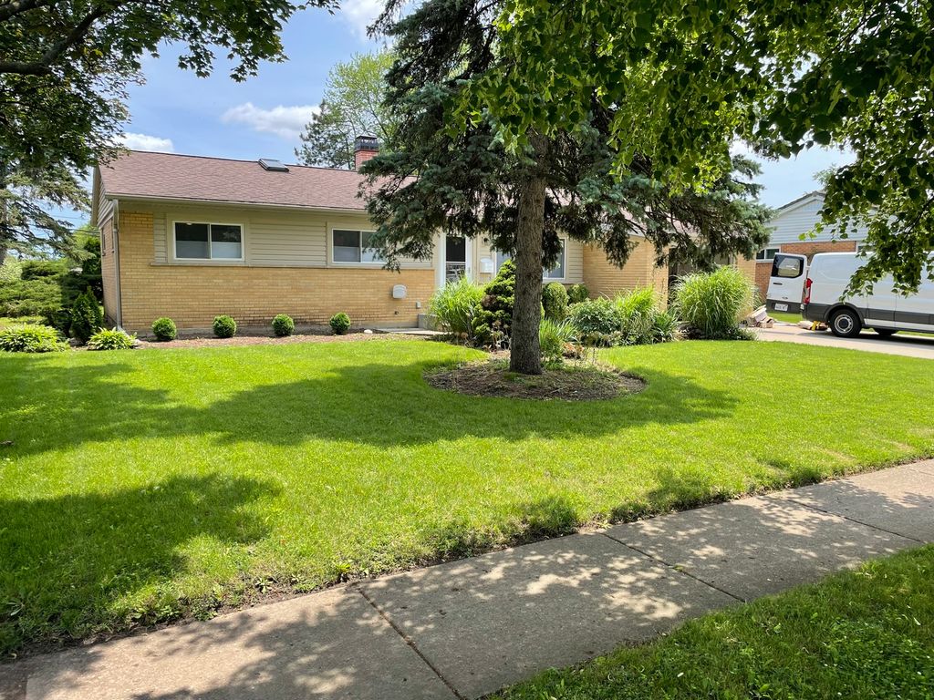 1087 Leahy Circle E, Des Plaines, IL 60016