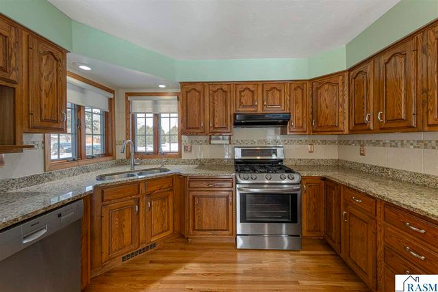 266 Cliff Drive, North Mankato, MN 56003