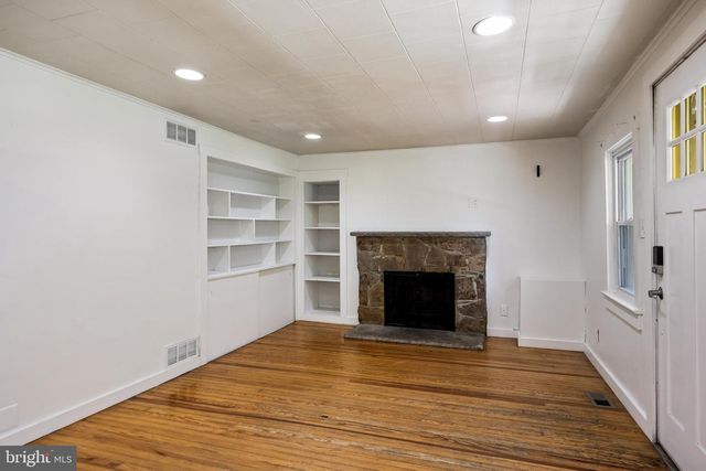 33 OREGON AVE, Mount Laurel, NJ 08054