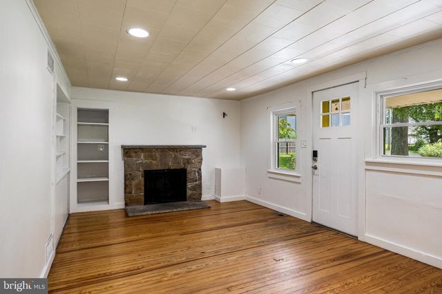 33 OREGON AVE, Mount Laurel, NJ 08054