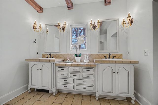 1425 N Manchester Avenue, Edmond, OK 73034