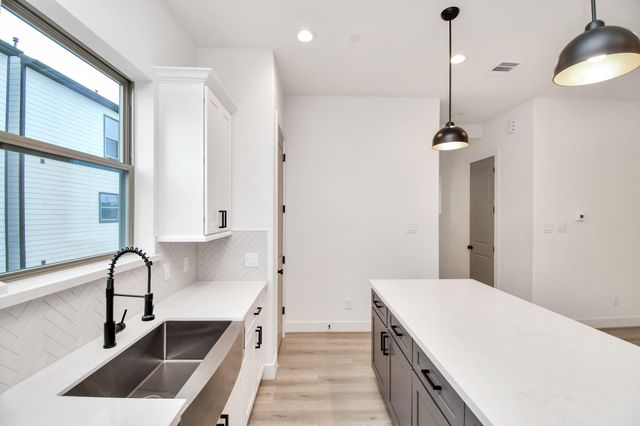 2335 Eagle St, Houston, TX 77004