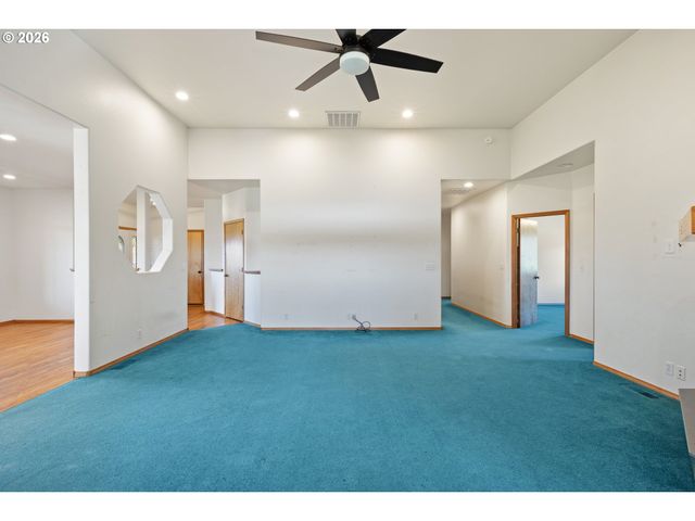 145 CROSS CREEK Dr, Roseburg, OR 97471