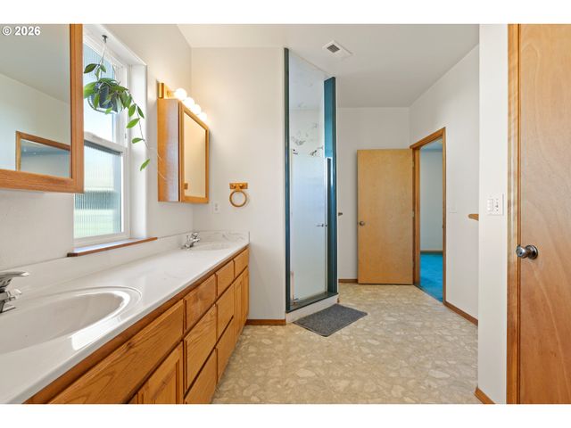 145 CROSS CREEK Dr, Roseburg, OR 97471