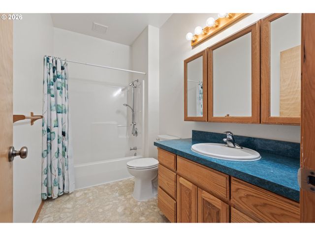 145 CROSS CREEK Dr, Roseburg, OR 97471