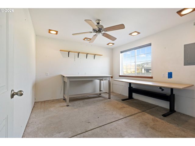 145 CROSS CREEK Dr, Roseburg, OR 97471