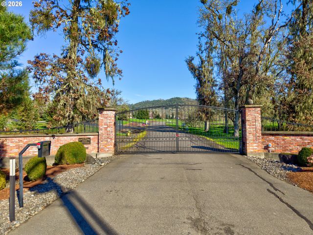 145 CROSS CREEK Dr, Roseburg, OR 97471