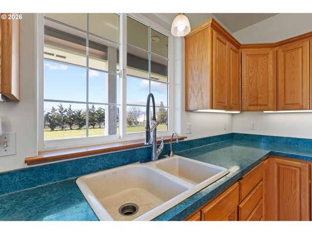 145 CROSS CREEK Dr, Roseburg, OR 97471