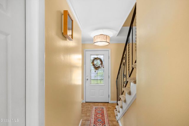 51 Aspen Circle, Albany, NY 12208