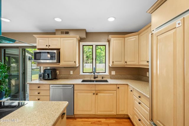 51 Aspen Circle, Albany, NY 12208