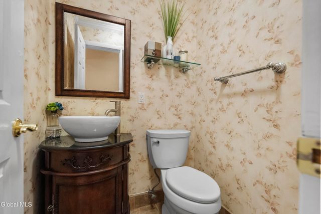 51 Aspen Circle, Albany, NY 12208