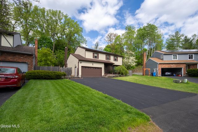 51 Aspen Circle, Albany, NY 12208