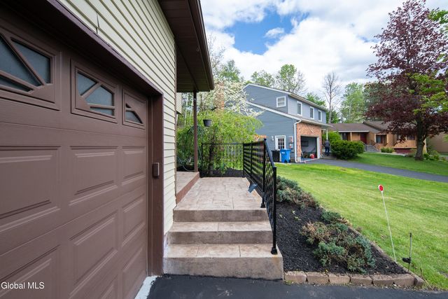 51 Aspen Circle, Albany, NY 12208