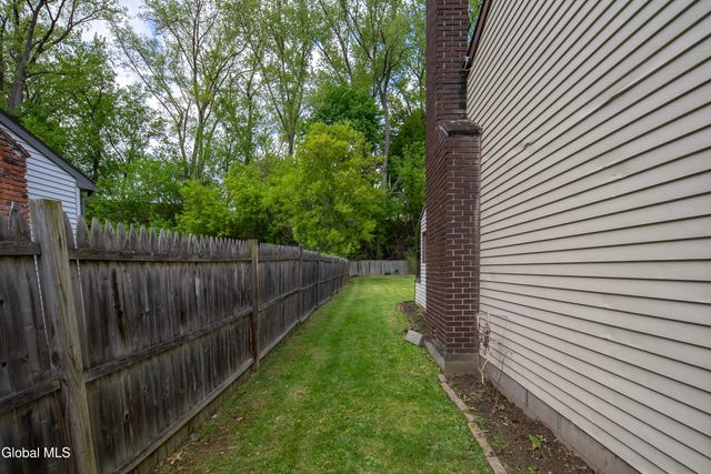 51 Aspen Circle, Albany, NY 12208