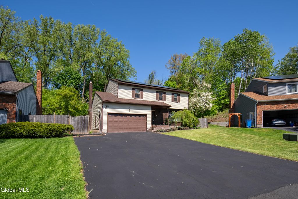 51 Aspen Circle, Albany, NY 12208