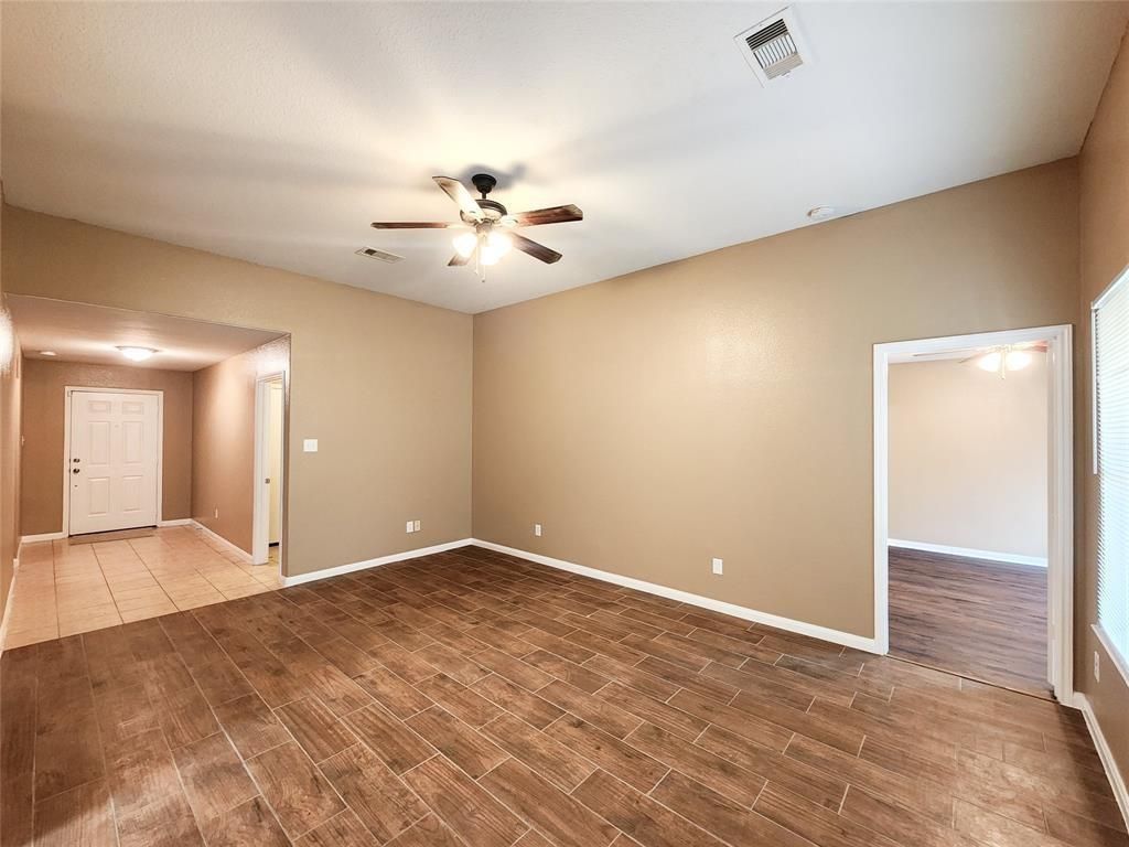 927 Paradise Road, Baytown, TX 77521