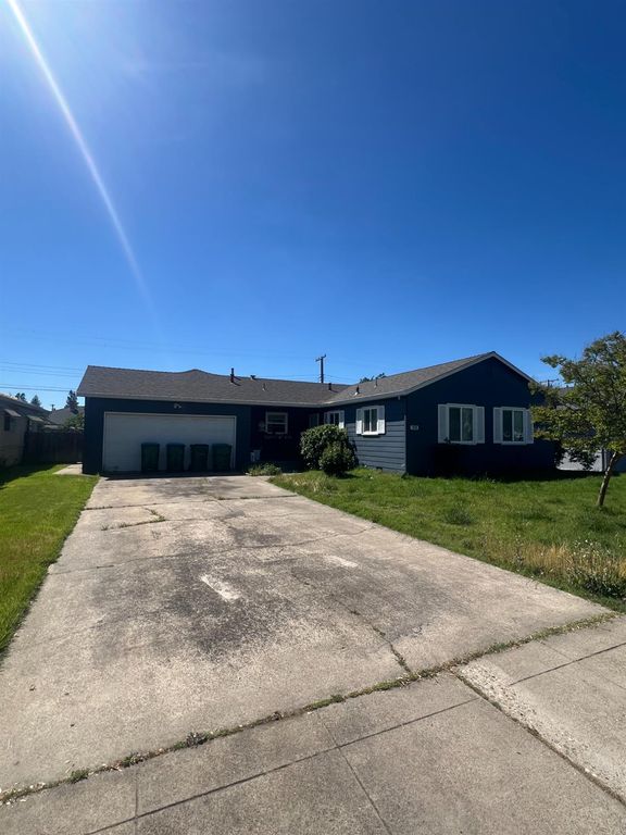 830 Windsor Dr, Lodi, CA 95240