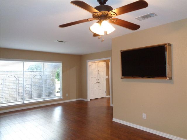 1401 22nd Avenue N, Texas City, TX 77590