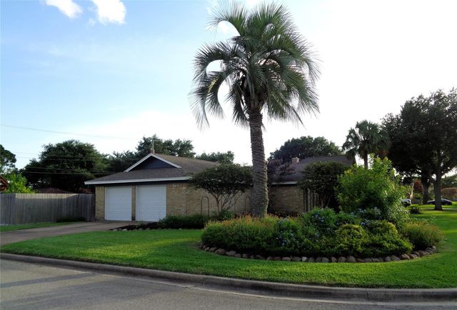 1401 22nd Avenue N, Texas City, TX 77590