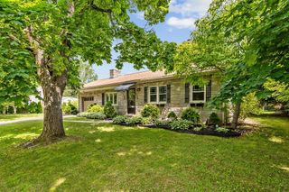 16 Sheldon Ave, Easthampton, MA 01027