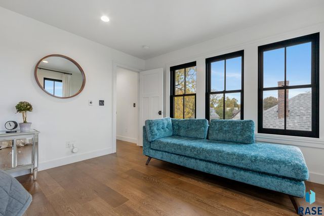 221 E 14th St Street, Sioux Falls, SD 57104