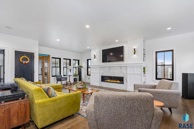 221 E 14th St Street, Sioux Falls, SD 57104