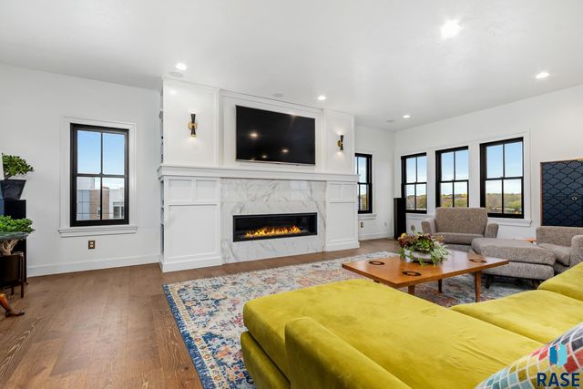 221 E 14th St Street, Sioux Falls, SD 57104